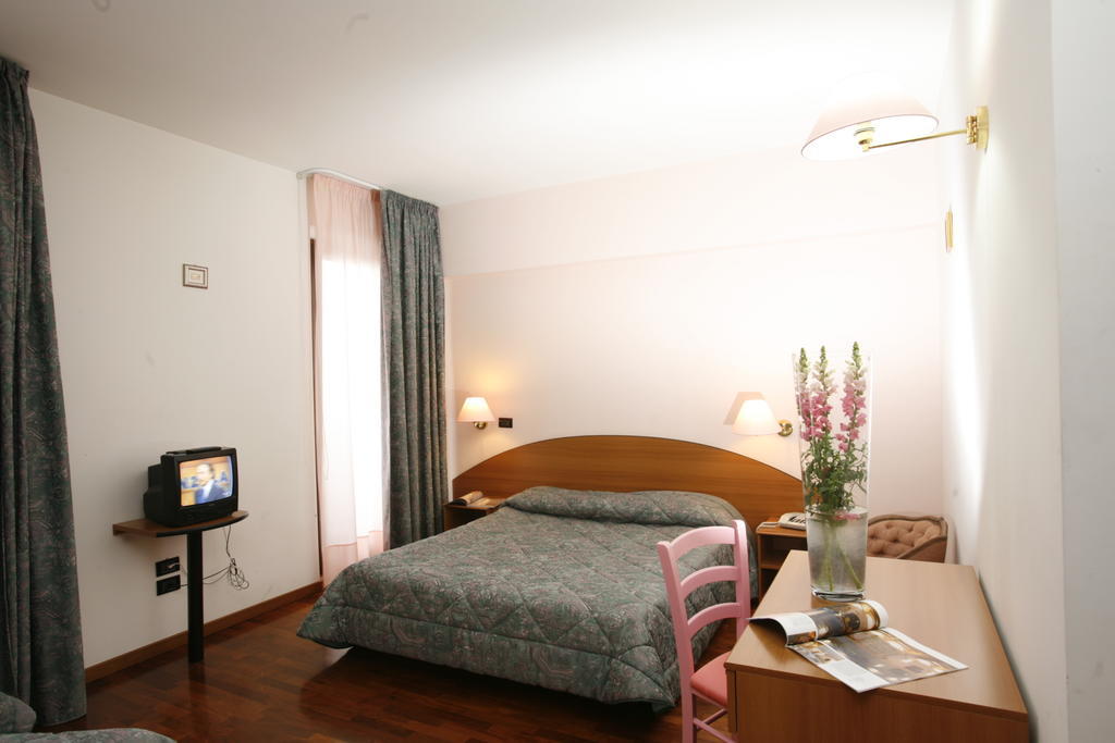 Hotel Tetto Delle Marche - Ristorante Dei Conti Cingoli Quarto foto